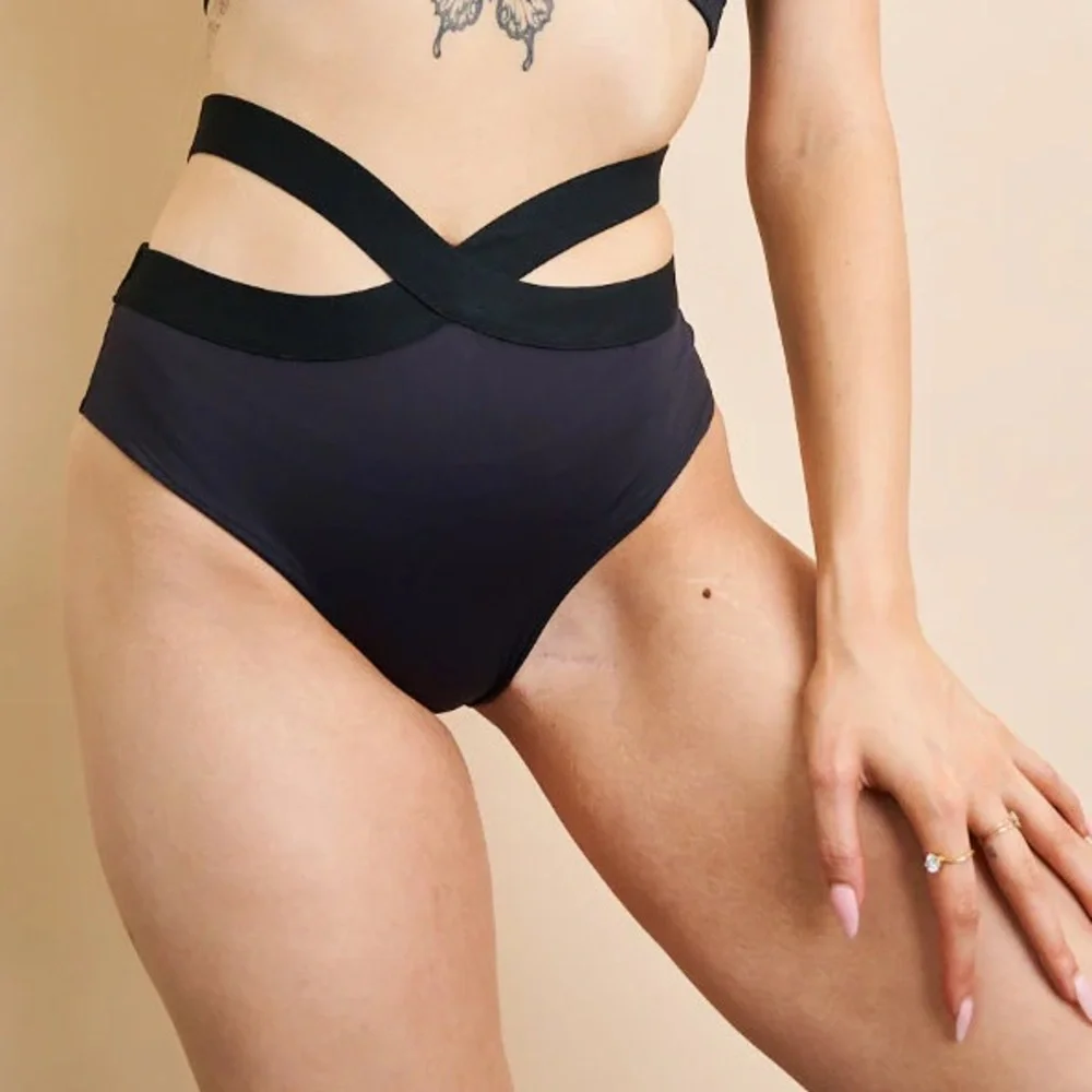 LUNALAE TARA LOW WAISTED BOTTOMS - RECYCLED BLACK US 6 NWT - Picture 4 of 8